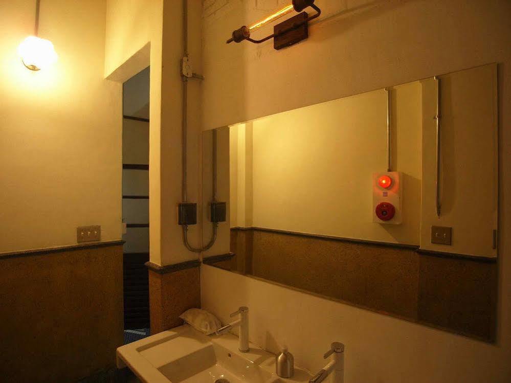 With Inn Hostel Kaohsiung Extérieur photo